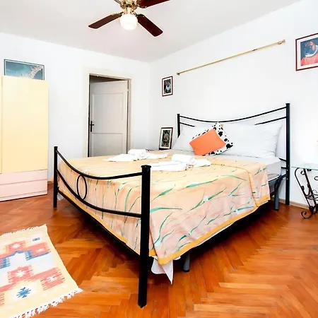 Carera Seaview Апартаменты *