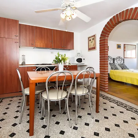 Carera Seaview Апартаменты